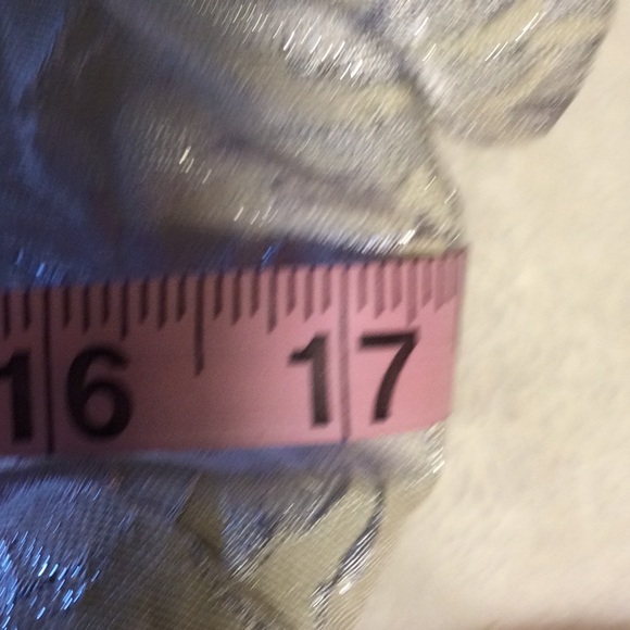 ⭐️ Forever21 Cream Metallic Silver Floral Print Short Short sleeve Blouse - Picture 4 of 11